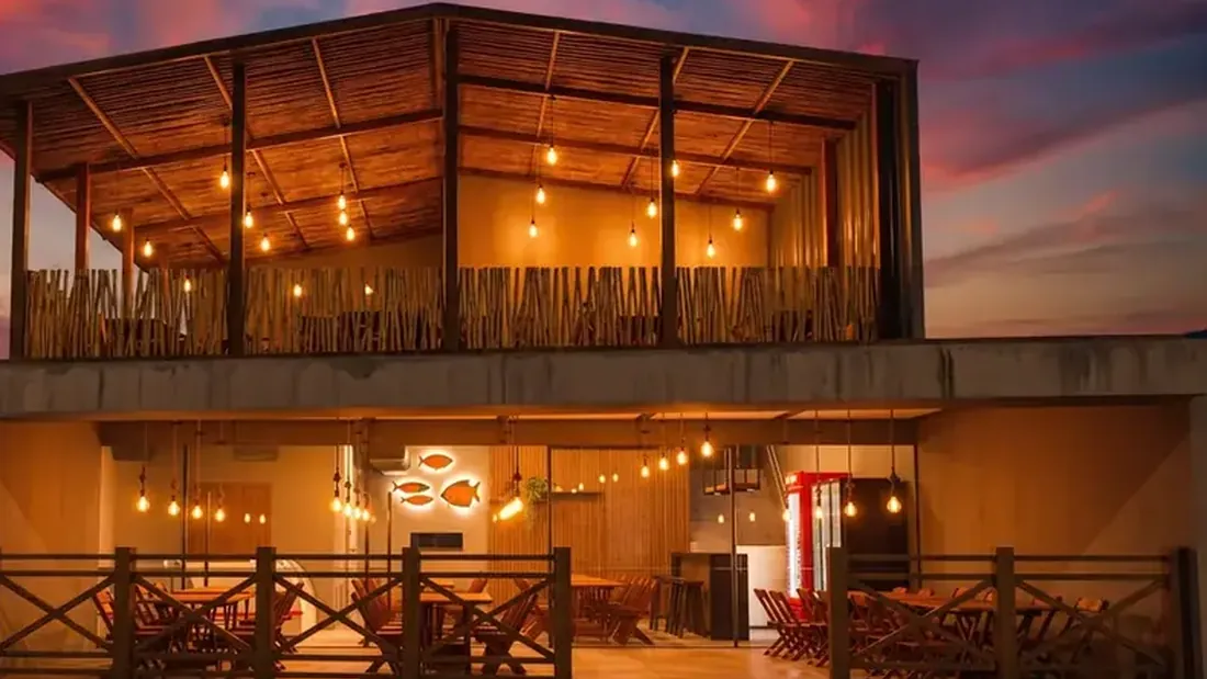 Projeto 3D da Desecad de imóvel comercial de dois pavimentos com varanda de madeira iluminada, imóvel de renda